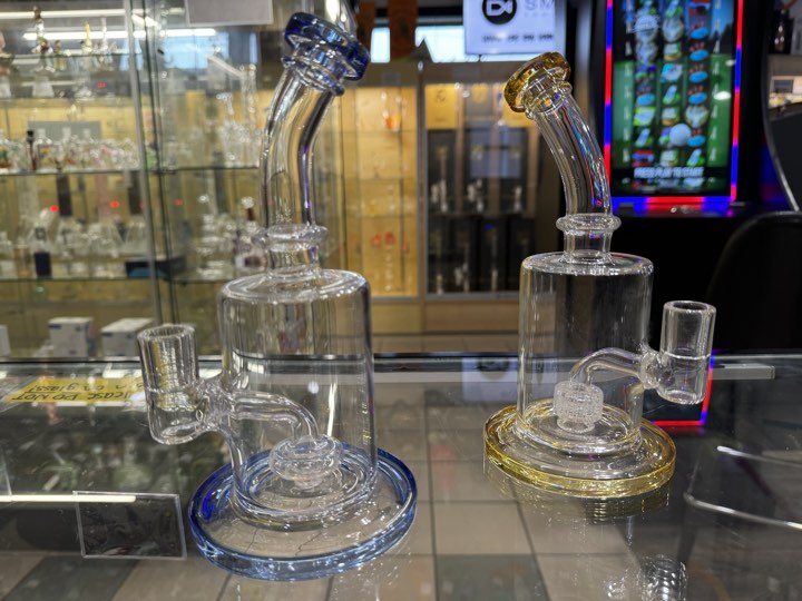 Choice of rigs. Either blue or gold. 14mm with a showerhead perc